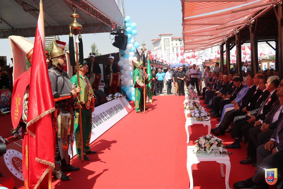Adalet Bakanlığı Ceza İnfaz Kurumları ile Tutukevleri İşyurtları Kurumu tarafından, Başkent Millet Bahçesi’nde düzenlenen “İşyurtları Ürün ve El Sanatları Fuarı” açılış töreninde, Jandarma Mehteran Komutanlığımız konser faaliyeti icra etti.
📍Ankara
🗓️2 Eylül 2025
#Jandarma