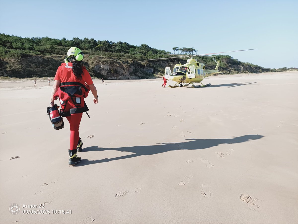 112Cantabria's tweet photo. Recibimos aviso de persona con problemas en el agua, sacada a la arena por surfistas, en #Loredo. Se describen síntomas de preahogamiento con pérdida de consciencia, por lo que movilizamos al helicóptero de @cantabriaes para su atención y evacuación. https://t.co/z7t0A4LQxp