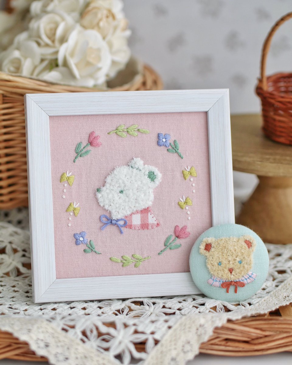 秋の刺繍を進めつつ、季節に逆行して春の刺繍も進めていました🐻🐻‍❄️🌷
春らしい色合いのまんまるブローチと刺繍フレームです。

詳しいお知らせはまだ先になりますが、
限られた時間内で完成出来るように図案もステッチもシンプルにまとめています。

#刺繍 #ハンドメイド