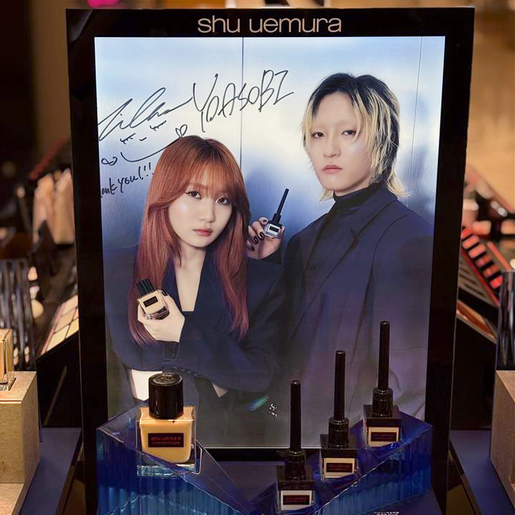 【YOASOBI直筆サイン展示中】
全国ホールツアー新潟公演中のYOASOBI ikuraさんが伊勢丹新潟店にご来店！
話題沸騰中の新ビジュアルに特別に直筆サインを入れていただきました。
ここでしか見れない直筆サイン入りビジュアルをぜひご覧ください。
ライブでやってみたいメイクと一緒に感想も聞かせて💎