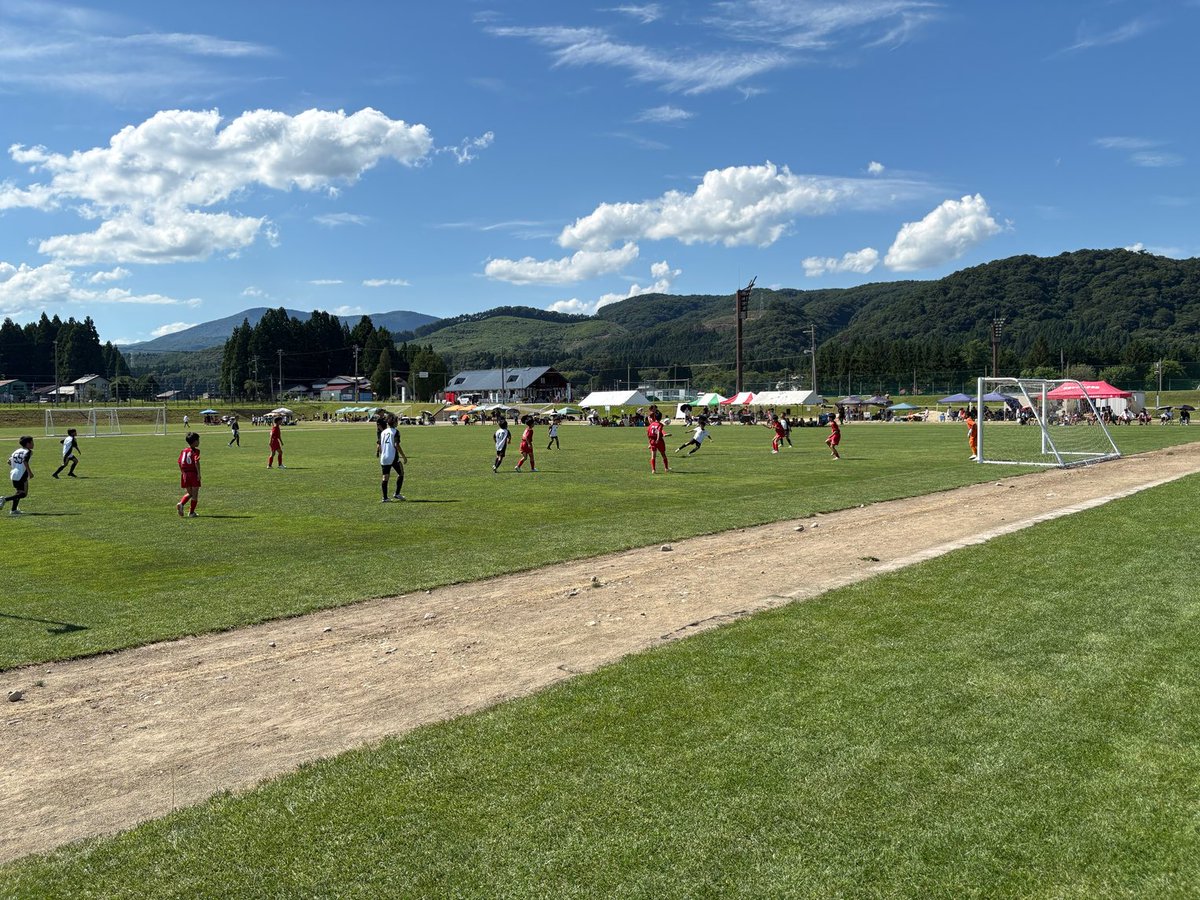 Ifbc028's tweet photo. 岩手県サッカー協会では、地元サッカー普及のため「市町村サッカー協会の活性化事業」を支援します。花巻市サッカー協会「はなまきジュニアサッカーキャンプ」の取り組みを紹介します。7/19〜20花巻市スポーツキャンプむらで、県内外の16の少年チームが参加。来年以降もさらに魅力のある大会にします。 https://t.co/TjKQuAr5Mn