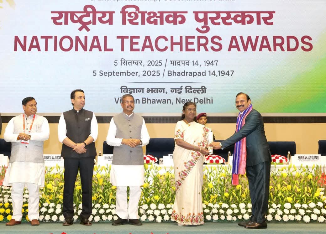 Vivekdeol7's tweet image. &quot;A teacher affects eternity; he can never tell where his influence stops&quot;  Our teachers, our pride!
@rashtrapatibhvn @dpradhanbjp @jayantrld 
#tea