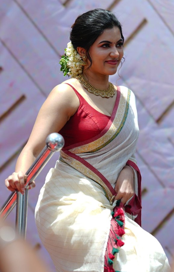 G0EosxvbsAALBgo?format=jpg&name=900x900