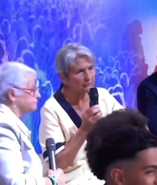 SirenesFR's tweet photo. 🔴 FLASH | Catherine Barthélemy, 81 ans, qui a réclamé que les Français fassent des efforts tout en s'insurgeant qu'on puisse vouloir la démission de Macron a vu sa fortune plus que doubler jusqu'à atteindre 750M d'euros depuis l'arrivée d'Emmanuel Macron au pouvoir. 💸💹 https://t.co/NjSsK6nsh9
