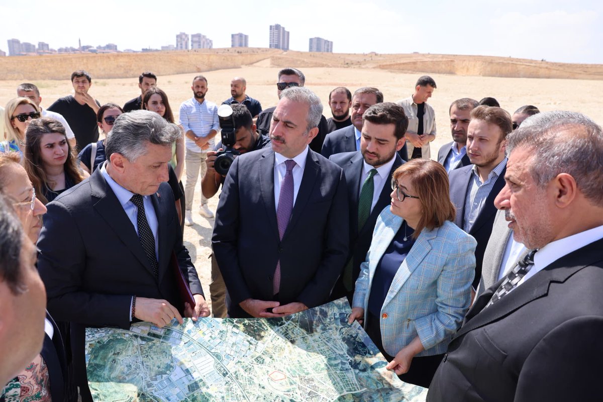 Grup Başkan Vekilimiz Sayın Abdulhamit Gül, İl Başkanımız Sayın Fatih Muhaddis Fedaioğlu, GBB Başkanımız Sayın Fatma Şahin, Şehitkamil Belediye Başkanımız Sayın Umut Yılmaz, Şahinbey Belediye Başkan Vekilimiz Sayın Cuma Güzel, Milletvekillerimiz Sayın Derya Bakbak, Sayın İrfan