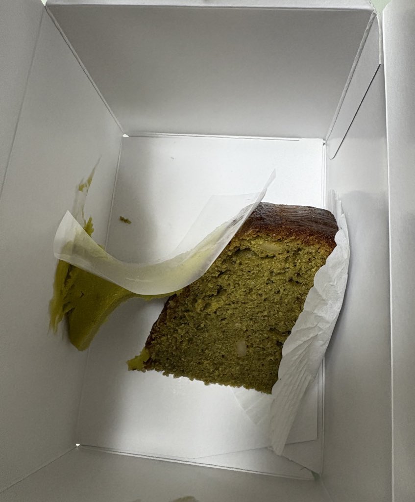 kokuryu_0384's tweet image. ケーキ１個買った時とか倒れないよーに工夫してくれるよね？
人気のカフェだけど、不親切だね🥺
楽しみにしてたから余計に残念🥹
#armadillo