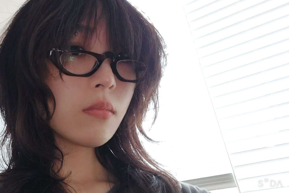 안경알을 도수 있는 걸로 바꿨음(-39,000)
이번 안경은 테가 두꺼운 걸 사봤어요
시야가 좁아짐
눈을 위로 뜨면 안보임
그러나 아주 귀여움