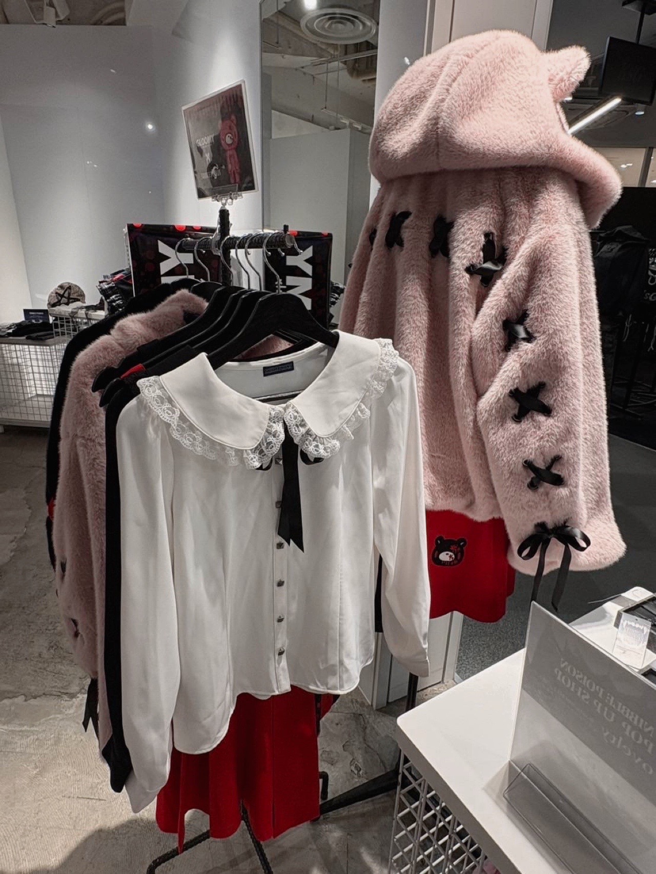 灰色の服を着た白ウサギの人形ーーゴンチッチ様 ALL ITEM | Hermeow's Shop