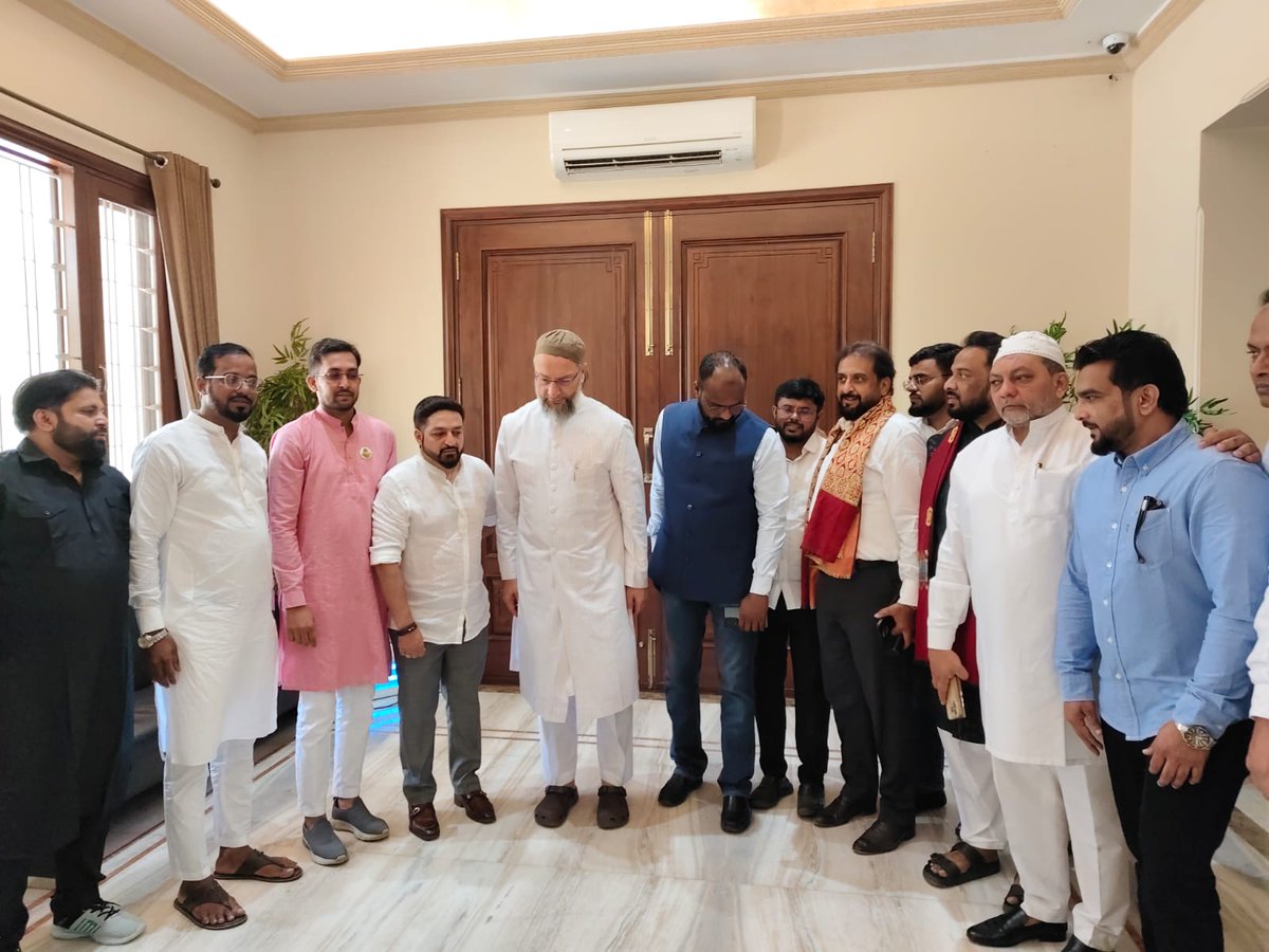 महाराष्ट्र नगर निगम चुनाव को लेकर AIMIM की बैठक

हैदराबाद में ऑल इंडिया मजलिस-ए-इत्तेहादुल मुस्लिमीन (AIMIM) की महाराष्ट्र नगर निगम चुनावों के मद्देनज़र एक अहम रणनीतिक बैठक आयोजित हुई। इस बैठक में महाराष्ट्र के प्रमुख पदाधिकारी शामिल हुए और सांगठनिक कार्यों पर विस्तृत चर्चा की