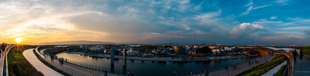 t_informations's tweet image. 「スカイウォークから望む会場全景。
沈みゆく太陽とともに、Expo の一日が輝きを増していく瞬間。」

#スカイウォーク #パノラマ撮影 #EXPO2025 #大屋根リング #夕暮れの風景 #万博記録 #expo2025osaka #sunsetview #panoramicview
#これソニーで撮りました