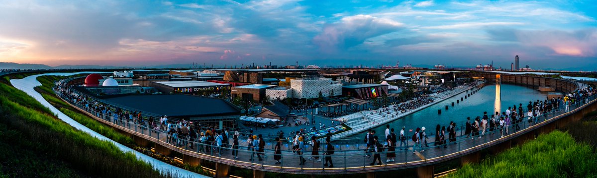 t_informations's tweet image. 「スカイウォークから望む会場全景。
沈みゆく太陽とともに、Expo の一日が輝きを増していく瞬間。」

#スカイウォーク #パノラマ撮影 #EXPO2025 #大屋根リング #夕暮れの風景 #万博記録 #expo2025osaka #sunsetview #panoramicview
#これソニーで撮りました