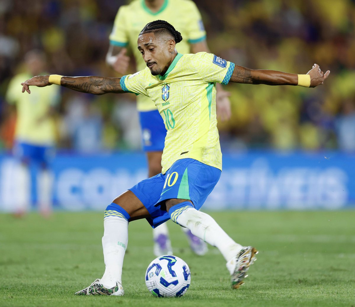 🇧🇷ハフィーニャは、ブラジル代表と共にワールドカップ予選の🇨🇱チリ