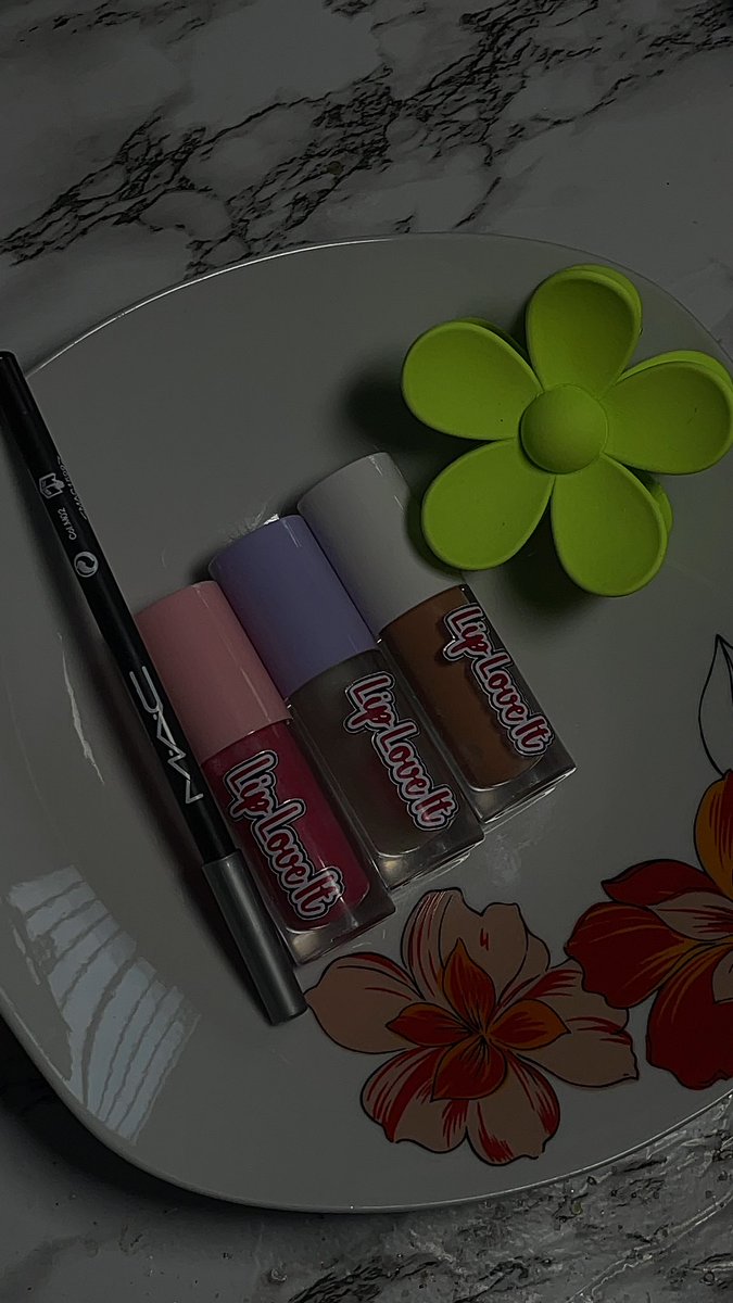 Three shades, endless love 💕 

Gloss so good, it speaks for itself 💋

Price:15,000

#iyaloja