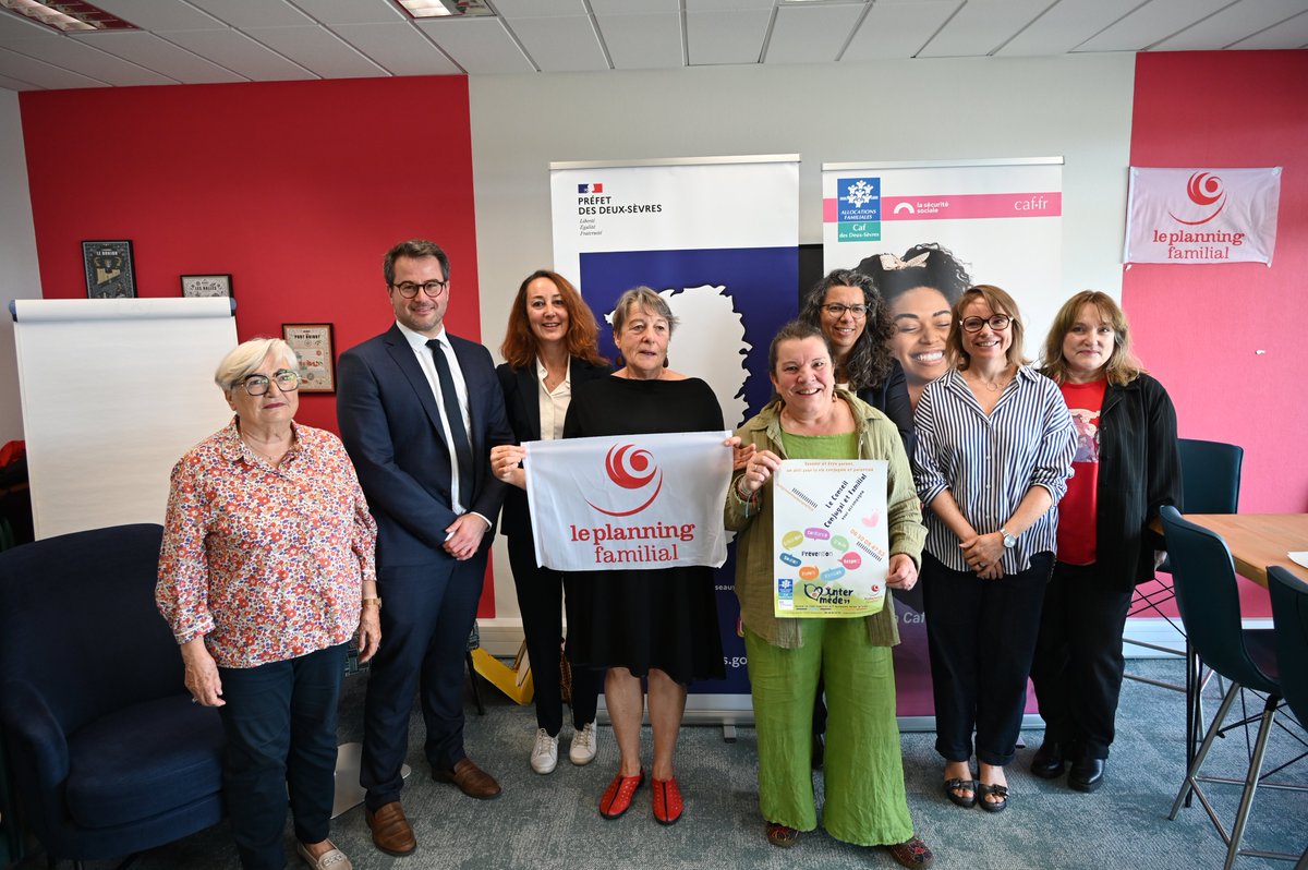 Prefet79's tweet photo. #Solidarité 🤝 | Ce 4 septembre à Niort, Tony Chesneau Lloyd, directeur de cabinet du préfet des #DeuxSèvres et Fatma Drissi, directrice départementale de la @Caf_DeuxSevres, ont présenté le nouveau dispositif de #conseil conjugal et familial, expérimenté dans le département.

👉Soutenu par l'État à hauteur de 10 800€, le dispositif vise à renforcer le maillage territorial, accompagner les parents, renforcer les liens familiaux, promouvoir l'égalité femmes-hommes et prévenir les violences intrafamiliales.

@Sante_Gouv @Solidarite_gouv