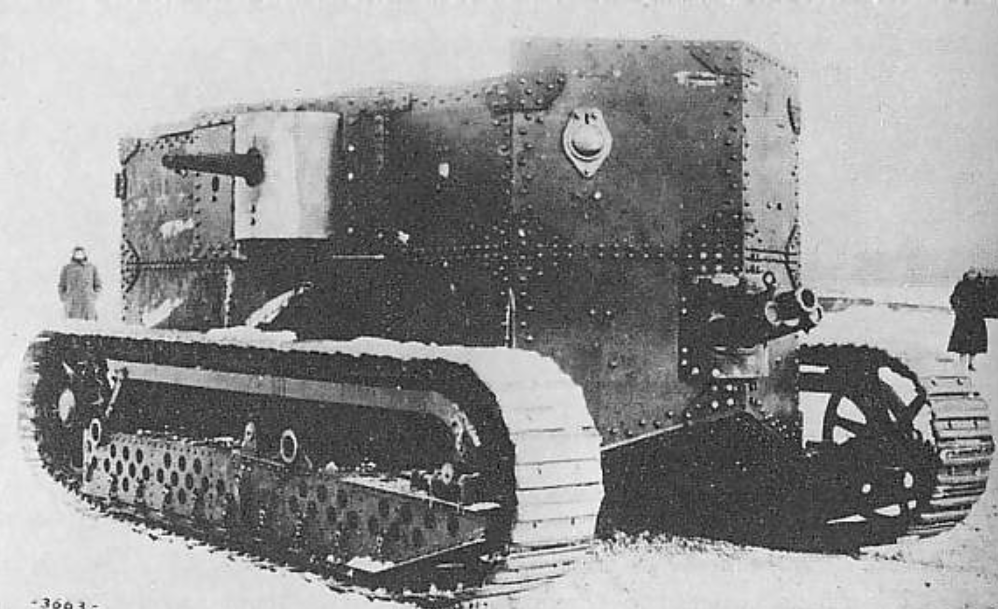 PallRay's tweet photo. Abrams, Sherman, Patton, Pershing... to jsou nejen američtí generálové, ale také jména nejslavnějších tanků US Army.
Všem jim však vydláždil cestu Holt Gas-Electric Tank z roku 1917 - první v USA navržené pásové vozidlo a jedno z prvních vůbec s hybridním pohonem #longpost ⬇️
Američané se poprvé s tanky setkali po vstupu do Velké války; v té době již obrněnou technikou disponovaly obě strany bojů na západní frontě. Koncept tanku vzbudil v USA velký zájem - o to více, že americká průmyslová základna měla pro vývoj obrněné techniky velký potenciál.
V roce 1917 proto americké firmy začaly pracovat na prvních návrzích. Mezi nimi byla i firma Holt Manufacturing Company (předchůdce dnešního Caterpillaru), která vyráběla pásové zemědělské traktory. Právě její výrobky paradoxně posloužily jako inspirace pro evropské tanky, neboť traktory Holt se za války používaly jako dělostřelecké tahače.
Jako základ posloužilo upravený podvozek z traktoru Holt Model 75. Na něj inženýři umístili pancéřovanou nástavbu s prostorem pro 6-7 mužů. Hlavní výzbroj tvořil 75mm horský kanón Vickers QF 2.95-inch v přídi, který doplňovaly dva kulomety Browning po stranách nástavby. Pancíř měl tloušťku 6-15 mm po celém obvodu nástavby.
Nejvíce inovativní však byl systém pohonu umístěný na zádi. Stroj měl jeden benzinový čtyřválec o výkonu 67 kW, který poháněl elektrický generátor. Ten následně napájel dva elektromotory, jeden na pro každý pás. Pohonná soustava měla samostatný vodní chladící okruh, pro účinnější chlazení mohla posádka na zádi otevřít malá dvířka.
První prototyp byl dokončen v roce 1918, v testech ale Holt Gas-Electric Tank propadl. Při hmotnosti 25 tun byl tank silně podmotorovaný, jeho max. rychlost činila sotva 10 km/h a nedokázal překonat ani ty nejmenší terénní překážky. Hybridní pohon samotný až příliš předběhl dobu, neustále se přehříval a trpěl vysokou poruchovostí.
Celý program byl proto zrušen a zůstalo jen u prototypu. Nic to však nemění na tom, že Holt Gas-Electric Tank poskytl americkým konstruktérům první zkušenosti s návrhem a stavbou tanků.