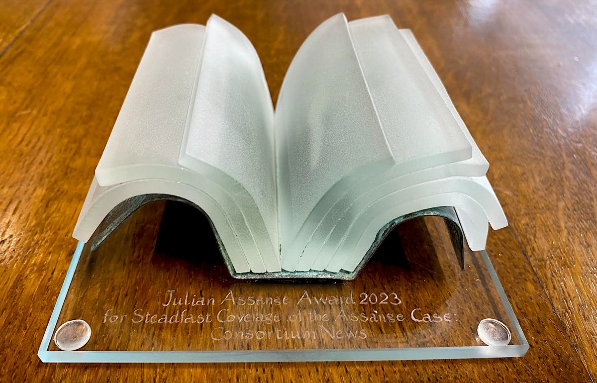 Op 6 September wordt alweer de derde Julian Assange Award/Prijs uitgereikt. De winnende journalisten worden bekend gemaakt tijdens het congres "Bevrijding van Bedrog". 
Ik sprak over <a href="/wikileaks/">WikiLeaks</a>  oprichter Julian Assange en het ontstaan van de prijs in blckbx today.
 <a href="/blckbxnews/">blckbx</a>: