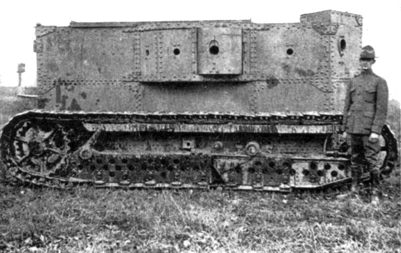 PallRay's tweet photo. Abrams, Sherman, Patton, Pershing... to jsou nejen američtí generálové, ale také jména nejslavnějších tanků US Army.
Všem jim však vydláždil cestu Holt Gas-Electric Tank z roku 1917 - první v USA navržené pásové vozidlo a jedno z prvních vůbec s hybridním pohonem #longpost ⬇️
Američané se poprvé s tanky setkali po vstupu do Velké války; v té době již obrněnou technikou disponovaly obě strany bojů na západní frontě. Koncept tanku vzbudil v USA velký zájem - o to více, že americká průmyslová základna měla pro vývoj obrněné techniky velký potenciál.
V roce 1917 proto americké firmy začaly pracovat na prvních návrzích. Mezi nimi byla i firma Holt Manufacturing Company (předchůdce dnešního Caterpillaru), která vyráběla pásové zemědělské traktory. Právě její výrobky paradoxně posloužily jako inspirace pro evropské tanky, neboť traktory Holt se za války používaly jako dělostřelecké tahače.
Jako základ posloužilo upravený podvozek z traktoru Holt Model 75. Na něj inženýři umístili pancéřovanou nástavbu s prostorem pro 6-7 mužů. Hlavní výzbroj tvořil 75mm horský kanón Vickers QF 2.95-inch v přídi, který doplňovaly dva kulomety Browning po stranách nástavby. Pancíř měl tloušťku 6-15 mm po celém obvodu nástavby.
Nejvíce inovativní však byl systém pohonu umístěný na zádi. Stroj měl jeden benzinový čtyřválec o výkonu 67 kW, který poháněl elektrický generátor. Ten následně napájel dva elektromotory, jeden na pro každý pás. Pohonná soustava měla samostatný vodní chladící okruh, pro účinnější chlazení mohla posádka na zádi otevřít malá dvířka.
První prototyp byl dokončen v roce 1918, v testech ale Holt Gas-Electric Tank propadl. Při hmotnosti 25 tun byl tank silně podmotorovaný, jeho max. rychlost činila sotva 10 km/h a nedokázal překonat ani ty nejmenší terénní překážky. Hybridní pohon samotný až příliš předběhl dobu, neustále se přehříval a trpěl vysokou poruchovostí.
Celý program byl proto zrušen a zůstalo jen u prototypu. Nic to však nemění na tom, že Holt Gas-Electric Tank poskytl americkým konstruktérům první zkušenosti s návrhem a stavbou tanků.