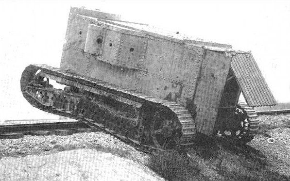 PallRay's tweet photo. Abrams, Sherman, Patton, Pershing... to jsou nejen američtí generálové, ale také jména nejslavnějších tanků US Army.
Všem jim však vydláždil cestu Holt Gas-Electric Tank z roku 1917 - první v USA navržené pásové vozidlo a jedno z prvních vůbec s hybridním pohonem #longpost ⬇️
Američané se poprvé s tanky setkali po vstupu do Velké války; v té době již obrněnou technikou disponovaly obě strany bojů na západní frontě. Koncept tanku vzbudil v USA velký zájem - o to více, že americká průmyslová základna měla pro vývoj obrněné techniky velký potenciál.
V roce 1917 proto americké firmy začaly pracovat na prvních návrzích. Mezi nimi byla i firma Holt Manufacturing Company (předchůdce dnešního Caterpillaru), která vyráběla pásové zemědělské traktory. Právě její výrobky paradoxně posloužily jako inspirace pro evropské tanky, neboť traktory Holt se za války používaly jako dělostřelecké tahače.
Jako základ posloužilo upravený podvozek z traktoru Holt Model 75. Na něj inženýři umístili pancéřovanou nástavbu s prostorem pro 6-7 mužů. Hlavní výzbroj tvořil 75mm horský kanón Vickers QF 2.95-inch v přídi, který doplňovaly dva kulomety Browning po stranách nástavby. Pancíř měl tloušťku 6-15 mm po celém obvodu nástavby.
Nejvíce inovativní však byl systém pohonu umístěný na zádi. Stroj měl jeden benzinový čtyřválec o výkonu 67 kW, který poháněl elektrický generátor. Ten následně napájel dva elektromotory, jeden na pro každý pás. Pohonná soustava měla samostatný vodní chladící okruh, pro účinnější chlazení mohla posádka na zádi otevřít malá dvířka.
První prototyp byl dokončen v roce 1918, v testech ale Holt Gas-Electric Tank propadl. Při hmotnosti 25 tun byl tank silně podmotorovaný, jeho max. rychlost činila sotva 10 km/h a nedokázal překonat ani ty nejmenší terénní překážky. Hybridní pohon samotný až příliš předběhl dobu, neustále se přehříval a trpěl vysokou poruchovostí.
Celý program byl proto zrušen a zůstalo jen u prototypu. Nic to však nemění na tom, že Holt Gas-Electric Tank poskytl americkým konstruktérům první zkušenosti s návrhem a stavbou tanků.