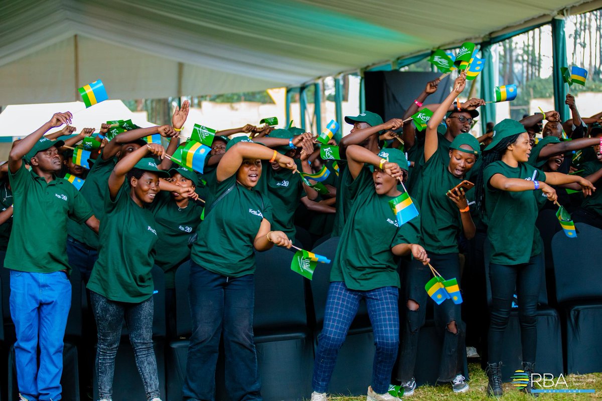 RobertByiri's tweet photo. #KwitaIzina20 muri @MusanzeDistrict ni birori bikomeje kugaragazwamo ibyagezweho Abaturage bakesha ubukerarugendo bukorerwa muri Parike y'Igihugu. Nyakubahwa #FirstLadyRwanda yifatanyije n'abitabiriye ibirori. https://t.co/ISZeWIgISG