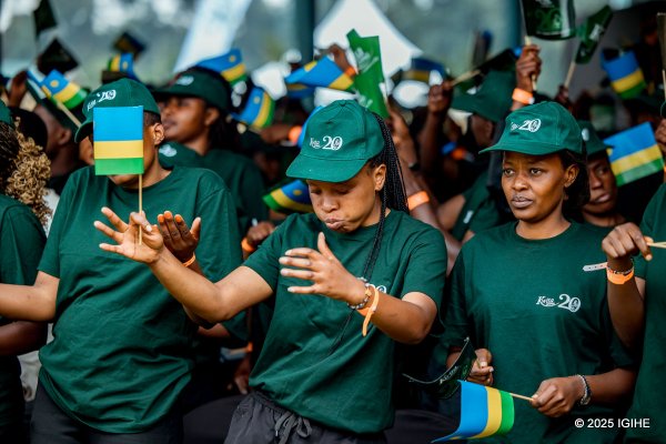 RobertByiri's tweet photo. #KwitaIzina20 muri @MusanzeDistrict ni birori bikomeje kugaragazwamo ibyagezweho Abaturage bakesha ubukerarugendo bukorerwa muri Parike y'Igihugu. Nyakubahwa #FirstLadyRwanda yifatanyije n'abitabiriye ibirori. https://t.co/ISZeWIgISG