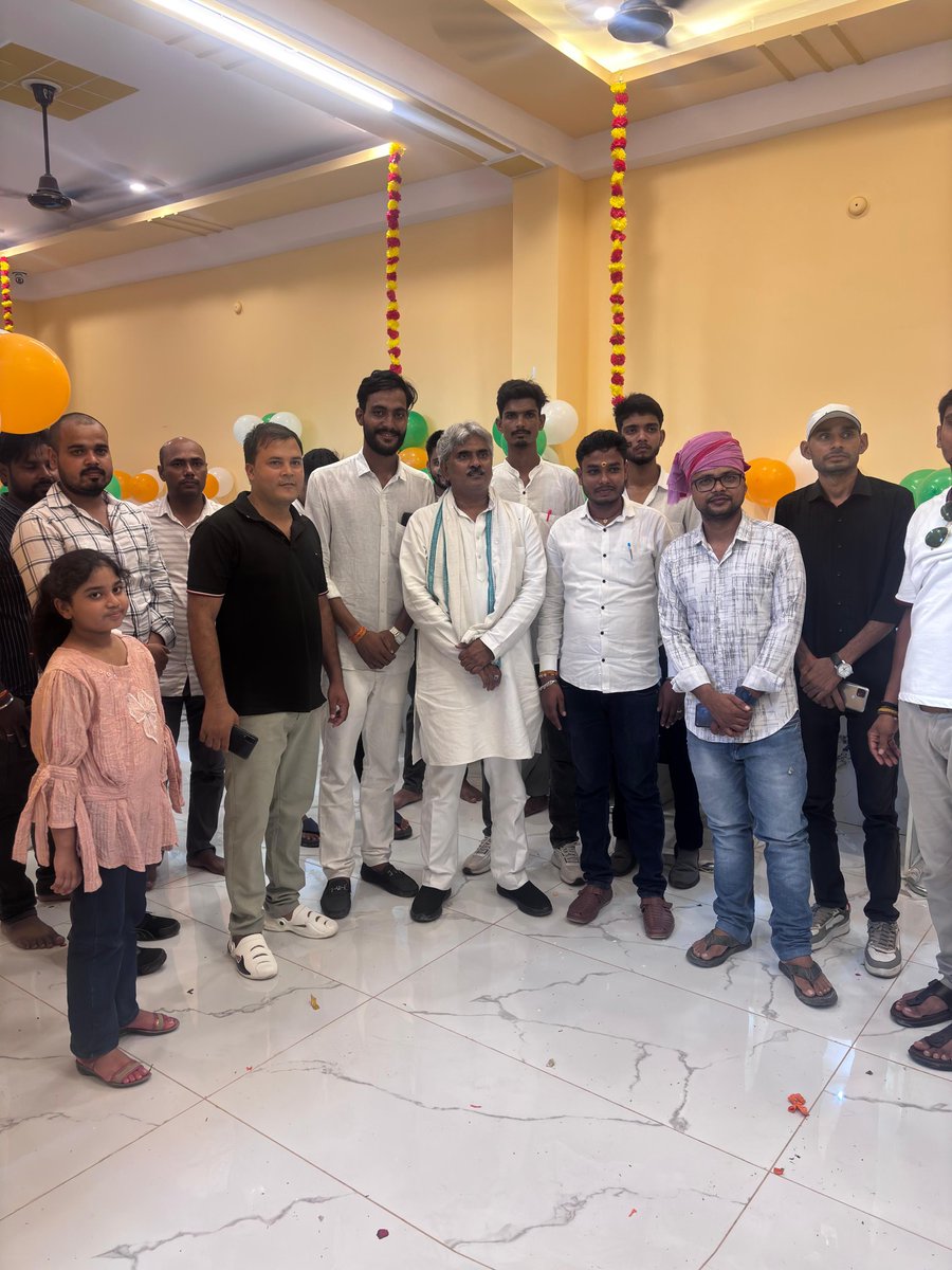 आज शिक्षक दिवस के इस गौरवशाली अवसर पर आइकॉनिक लाइब्रेरी का शुभ उद्घाटन करने का सौभाग्य प्राप्त हुआ। 🙏✨
हम आशा करते हैं कि यह संस्थान समाज में शिक्षा के स्तर को और ऊँचाई प्रदान करेगा तथा विद्यार्थियों के उज्ज्वल भविष्य की नींव बनेगा। 🌟

#शिक्षक_दिवस #आइकॉनिक_लाइब्रेरी