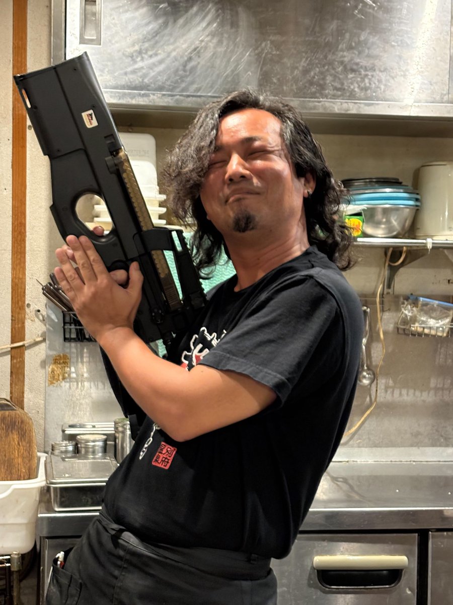 へぇー、P90ってこうやって構えるんや。初めて知ったわ🤣

えっ？なんでお好み焼き屋にP90があるんやって？

………

知らんっ！！
#もみじ亭
#P90