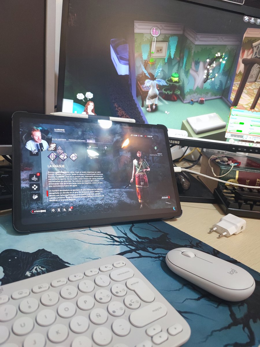 Midnight210404's tweet photo. No hay nada mejor que estar jugando y mientras ver a tu youtuber favorito! @GENuINE993 https://t.co/owjnWpbxN3