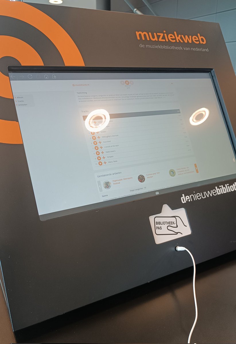 Ik heb mijn eigen digitale  jukebox naast me in de bibliotheek 🎵

Luister Ethel Cain ♥️