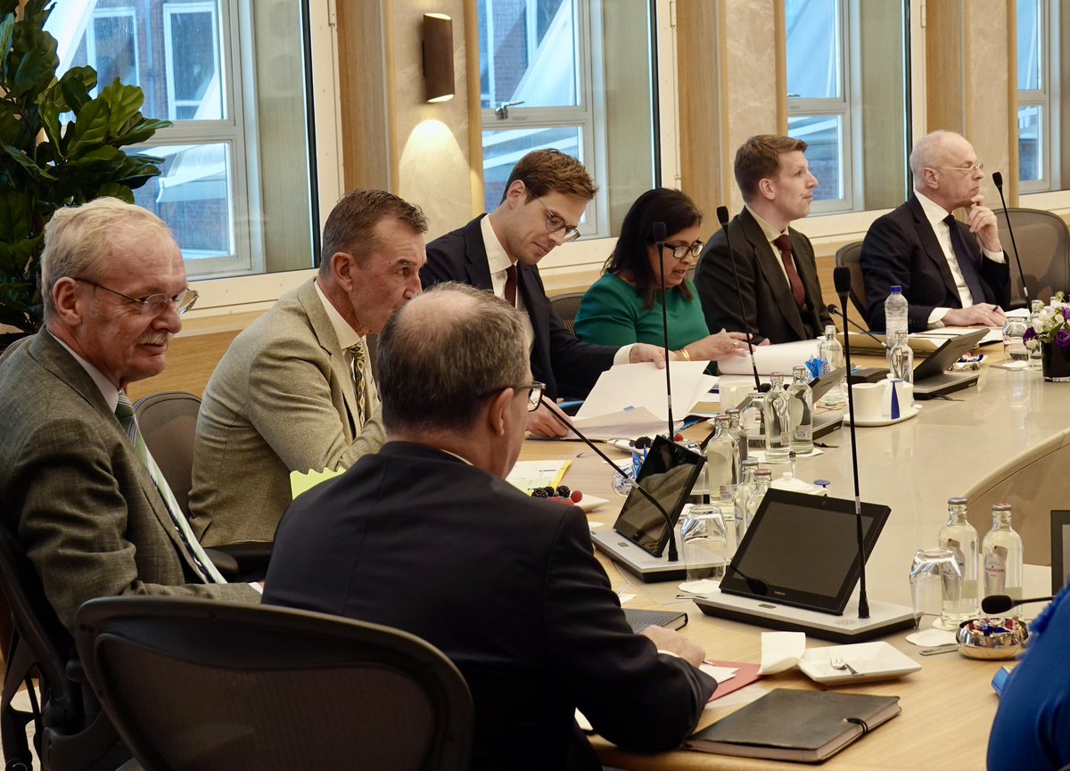 Vandaag de eerste ministerraad met de nieuwe bewindspersonen. 

Ik heet ministers Foort Van Oosten @Ministerjenv, Frank Rijkaart <a href="/minister_bzk/">Frank Rijkaart</a>, Gouke Moes <a href="/MinisterOCW/">Gouke Moes</a>, Jan Anthonie Bruijn <a href="/ministerVWS/">Jan Anthonie Bruijn</a> en staatssecretarissen Aukje De Vries @stasbho, Arno Rutte @stasjenv, Koen