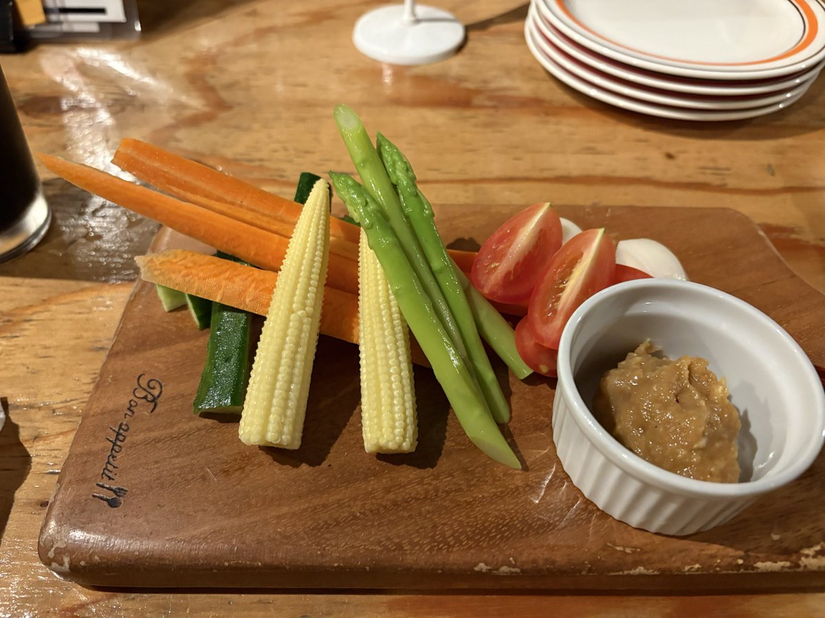 ieamekerokoro's tweet photo. たまに行くBeerBARの夏カレーが美味しいから来てみたら、夏カレーは8月限定だった😭
諦めてローストビーフとスティックサラダを頼んだ😆

#Beerjam https://t.co/zohBwXRdvO