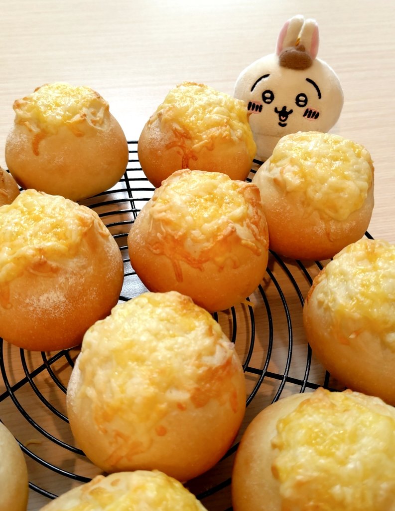 ふんわりチーズパン🥐
ちいマでうさベビーをお迎えすべく、朝早めにパンを作り、バタバタ用事も済ませて…💦
うさベビーのマスコットや、前に購入できなかったベーカリーのメモ帳等を購入でき、午後は気持ち穏やかに過ごせました🍀
#パン作り