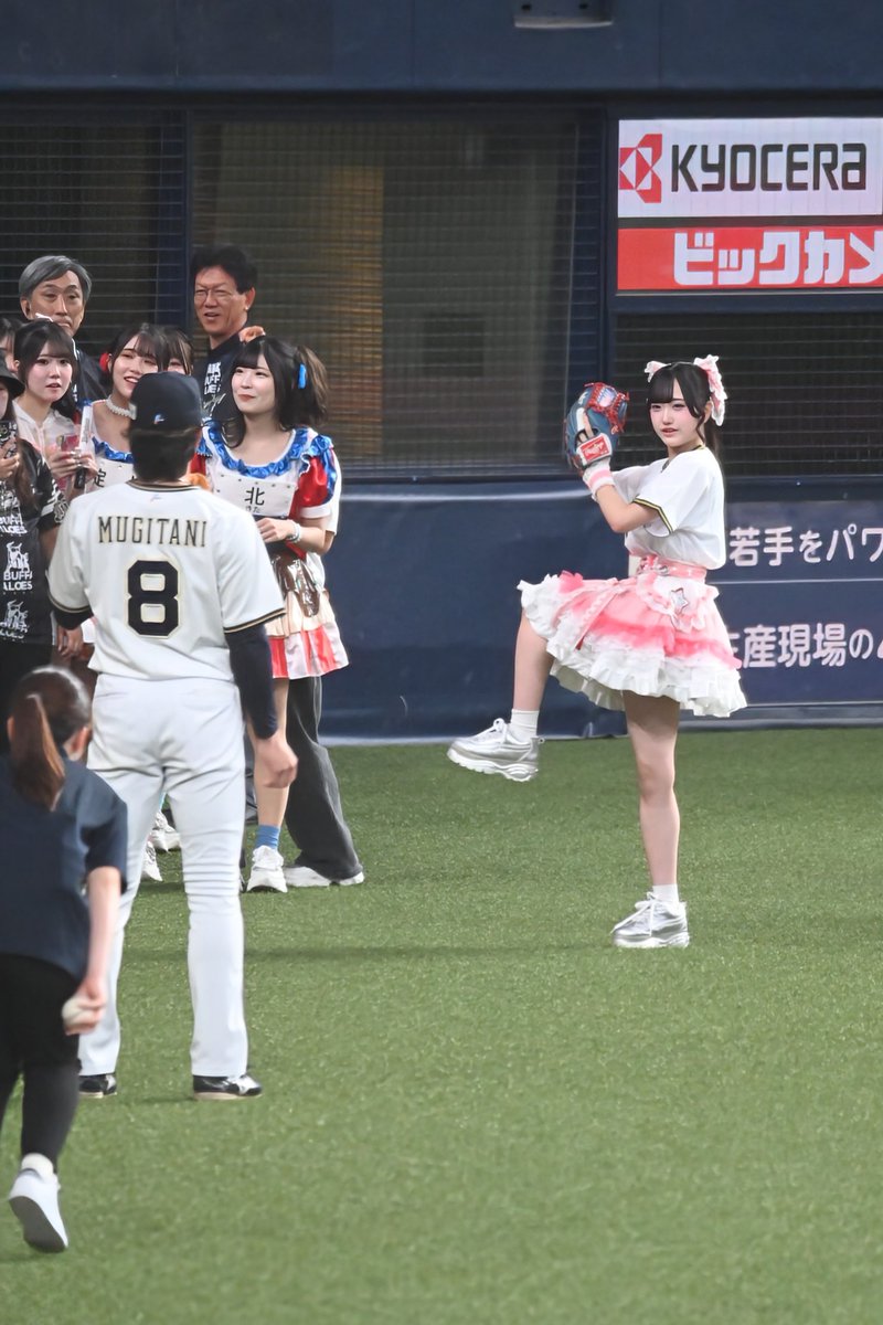 playball366's tweet image. 始球式前にウォーミングアップするみらくらんどのひなのさん⚾️
@MCL_hinano #みらくらんど #ひなの
#Bs2025 #オリックス #始球式
#高須クリニック #Yes高須クリニック 
#来年は高須敬子医院長の始球式希望