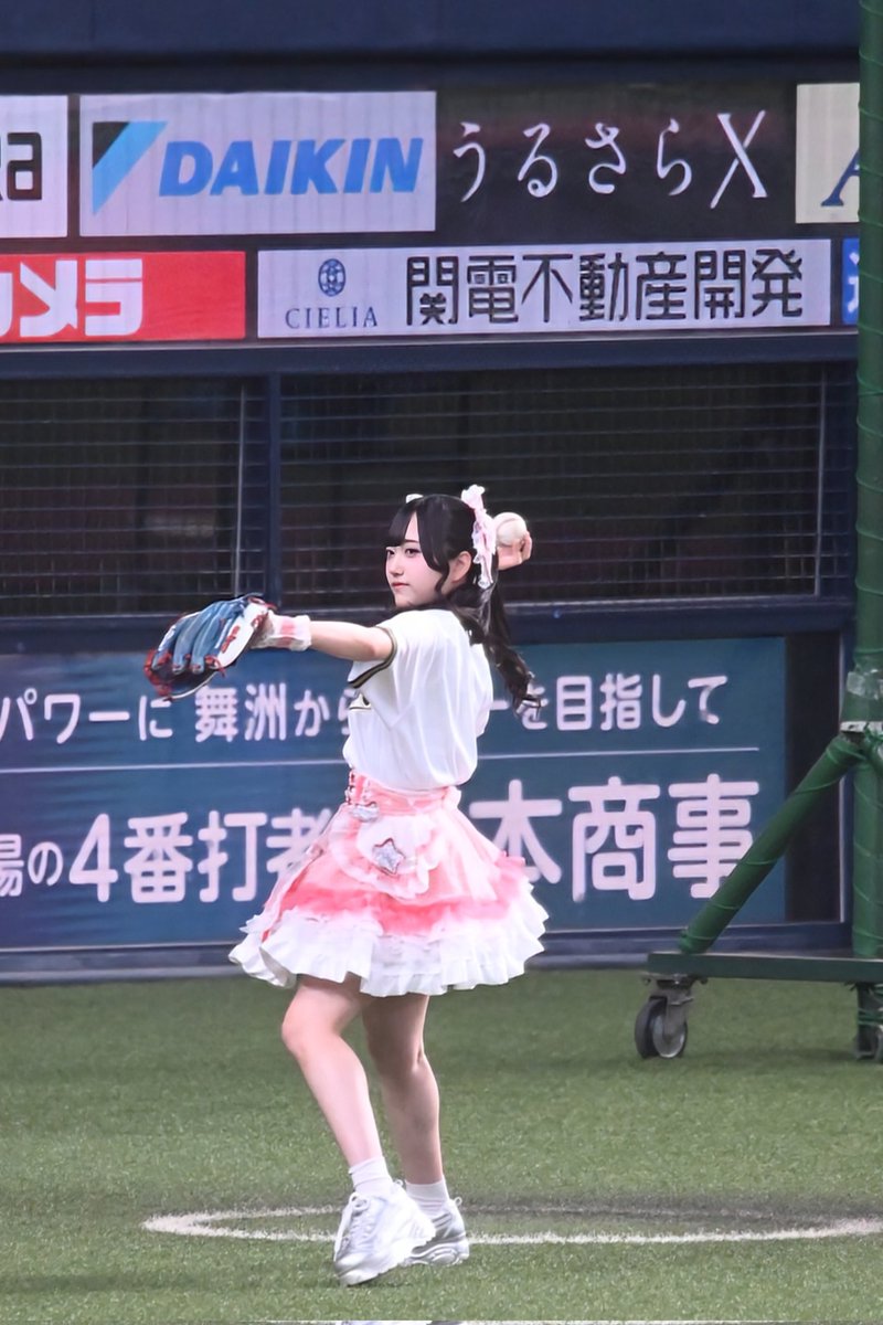playball366's tweet image. 始球式前にウォーミングアップするみらくらんどのひなのさん⚾️
@MCL_hinano #みらくらんど #ひなの
#Bs2025 #オリックス #始球式
#高須クリニック #Yes高須クリニック 
#来年は高須敬子医院長の始球式希望