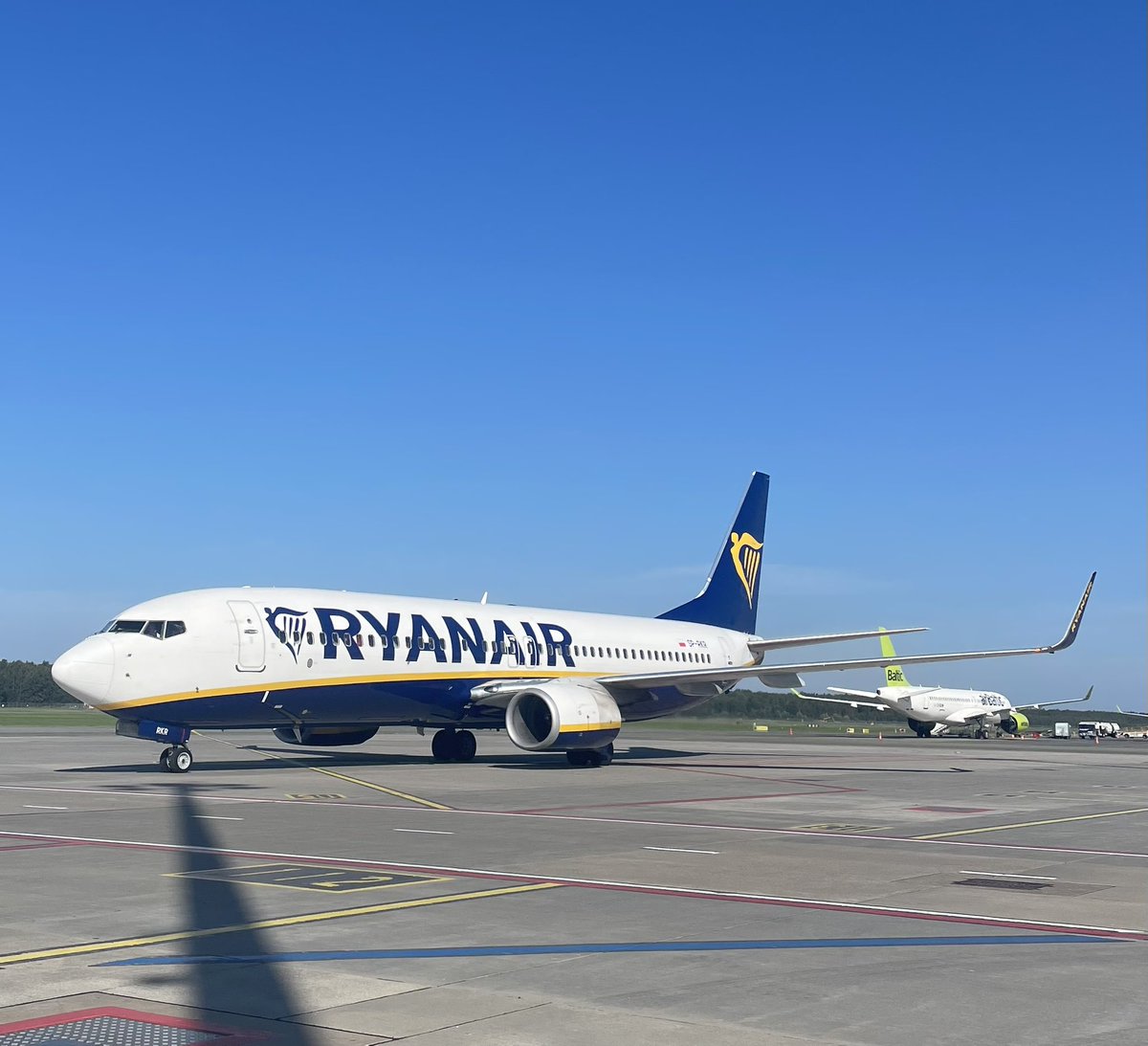 No drošiem avotiem zināms, ka <a href="/riga_airport/">RIX Riga Airport</a> šajā <a href="/Ryanair/">Ryanair</a> iekšā sēž 4 <a href="/EuroBasket/">FIBA EuroBasket</a> komandas, neviens nesūdzās par kājvietu