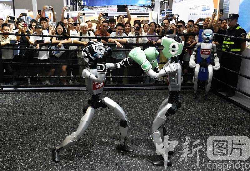 photo_cns's tweet image. A robot boxing game is held at the booth of Unitree in the venue of the World Smart Industry Expo 2025 in Southwest China's Chongqing, Sept 5, 2025. (Photo by Zhou Yi/CNSPHOTO)
#robotboxing #game #Unitree #WorldSmartIndustryExpo2025 #WorldSmartIndustryExpo #Chongqing