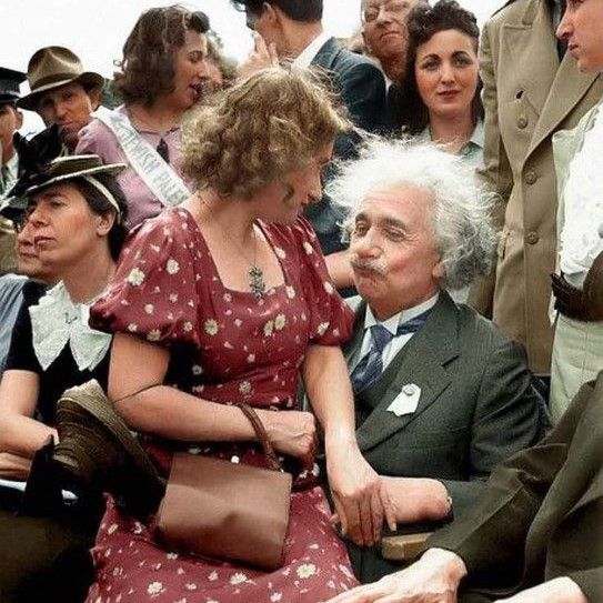 «La monogamia no es natural». – Albert Einstein

Para el genio, la monogamia era una «fruta amarga». Descubre su visión provocadora sobre el amor y el engaño (y si tenía razón).

[ La Infidelidad según Einstein 🧵 ]