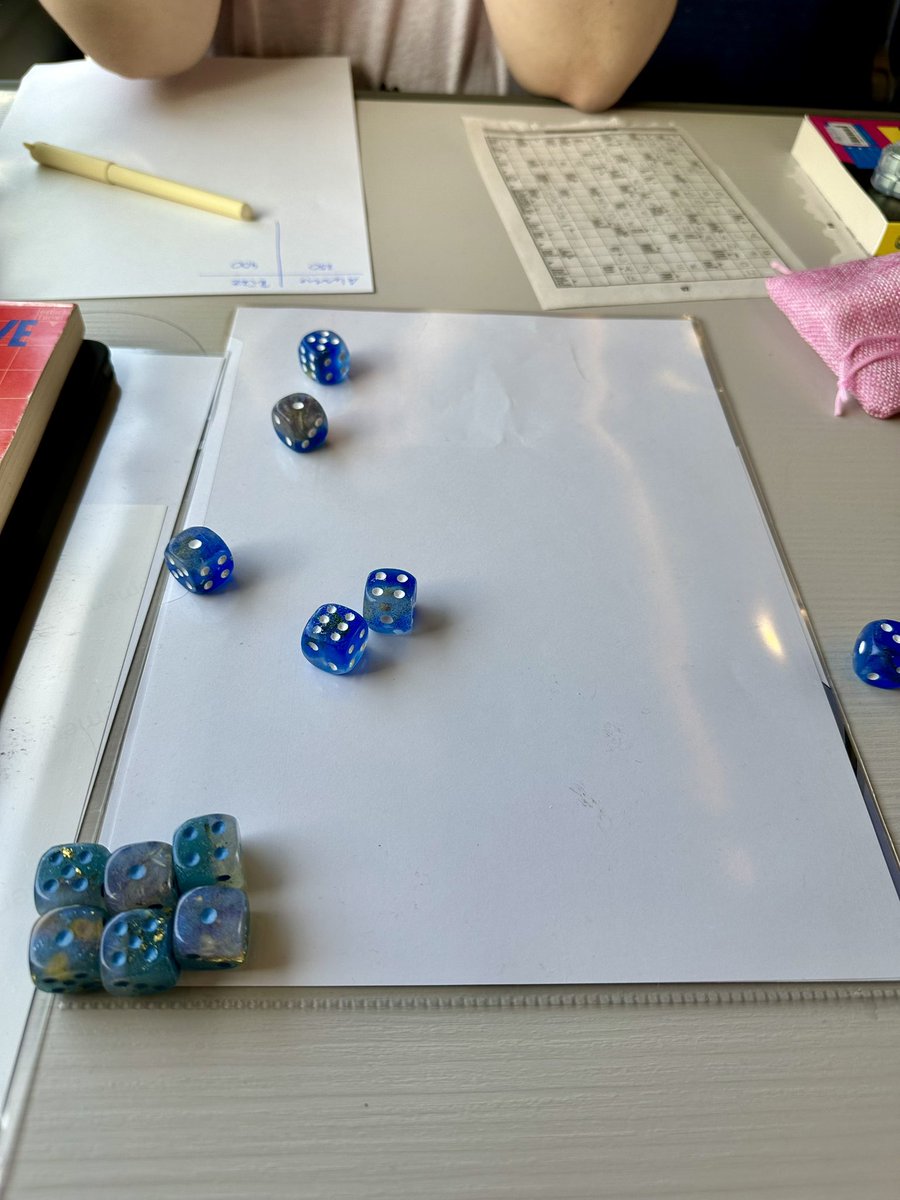 farkle with <a href="/DieAlexus/">DieAlexus</a> on the train to glasgow ☺️🎲
