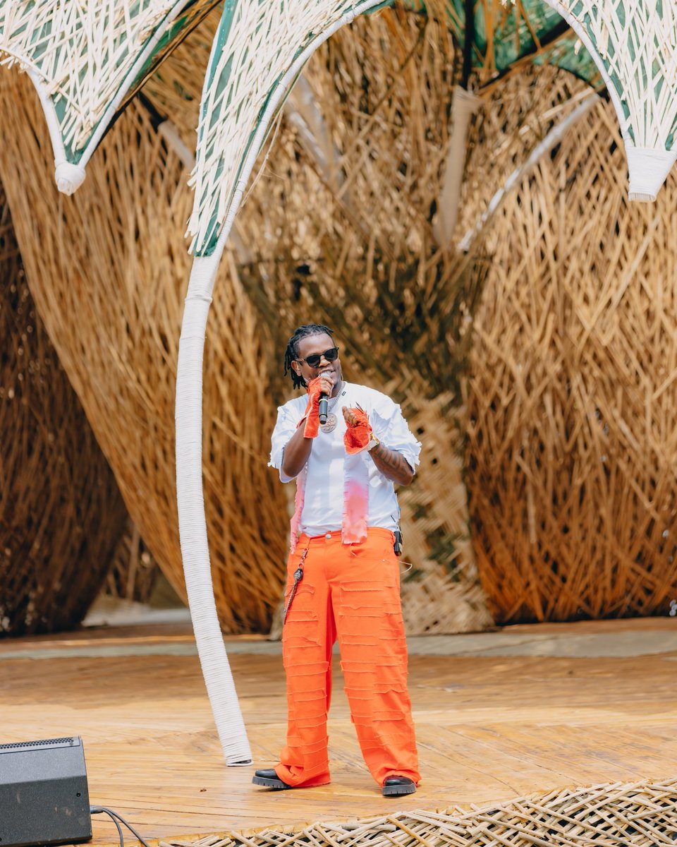 Bruce Melodie uri mu bahanzi bafite izina rinini mu Rwanda, yongeye gushimangira ko akunzwe n'ab'ingeri zose.

Uyu muhanzi waserutse mu mwambaro udasanzwe, yari kumwe n'abasore n'inkumi bamufasha kubyina no gususurutsa ibihumbi by'abitabiriye ibirori byo #KwitaIzina20.

Bruce