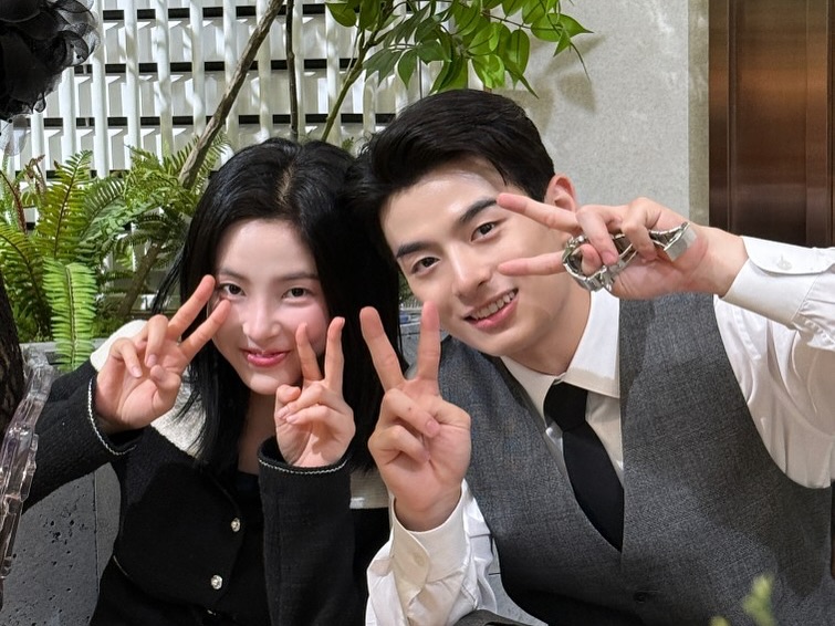 the9596_'s tweet image. 250905 xinsooo instagram update!🐈‍⬛✨

❤💙

#SHINSUHYUN #신수현 #xinsooo