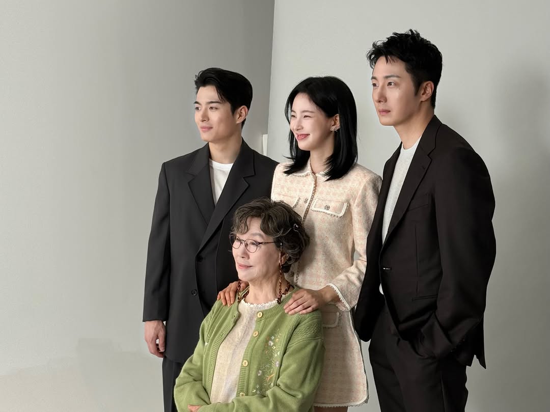 the9596_'s tweet image. 250905 xinsooo instagram update!🐈‍⬛✨

❤💙

#SHINSUHYUN #신수현 #xinsooo