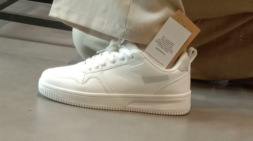 notesnco's tweet image. WTS sepatu Diadora full white 150k ajaa (harga beli 500k-an)

✅ UK 38
✅ good condi (beli januari 2025)
✅ ada box
✅ bisa oren
📍Depok

notes: foto diambil pas beli