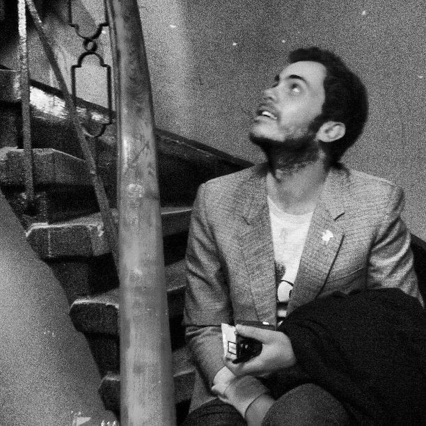 Gidişinize çok kızmayı, ortalığın altını üstüne getirmeyi, isyan etmeyi o kadar çok isterdim ki ama senin tuhaf, kapsayan, seven, okşayan (yokluğunla daha da pekişen) varlığın pek izin vermedi buna.

On yıl sonra: Boysan Yakar'a mektup 👉 buff.ly/VBChgcV

Yazı: <a href="/okanurun/">Okan Urun</a>