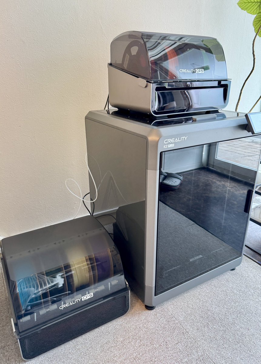 flat_3d_school's tweet photo. Creality K2 Plus ComboにCFSを追加導入！ついに同時使用色数が 4色 → 8色 へ拡張🎨
さらにあと2台追加すれば 16色出力…！
マルチカラープリントには、もはやロマンしか詰まっていない https://t.co/9Kr8EOEuEz
