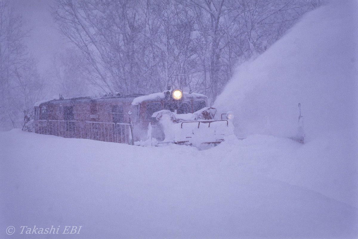 ebiphotonetwork's tweet photo. 深名線DD14特雪。
一寸先も見えない猛吹雪の中を突き進むその姿は、鉄路を守ろうとする一心で動く鉄道魂そのもの。

#深名線
#深名線廃止30年 
#ロータリー車
#DD14
#特雪 https://t.co/0oR9FVKhoq