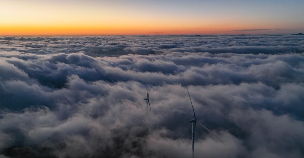 GlobalEchoes829's tweet photo. In autumn, the 300-megawatt wind power project in Longnan, Gansu Province, was connected to the grid, becoming an internet-famous spot that draws tourists and photography enthusiasts alikeπππ#ChinaTravel #WindPower #ChinaGansu #popular_ https://t.co/EyTLlLFrmJ