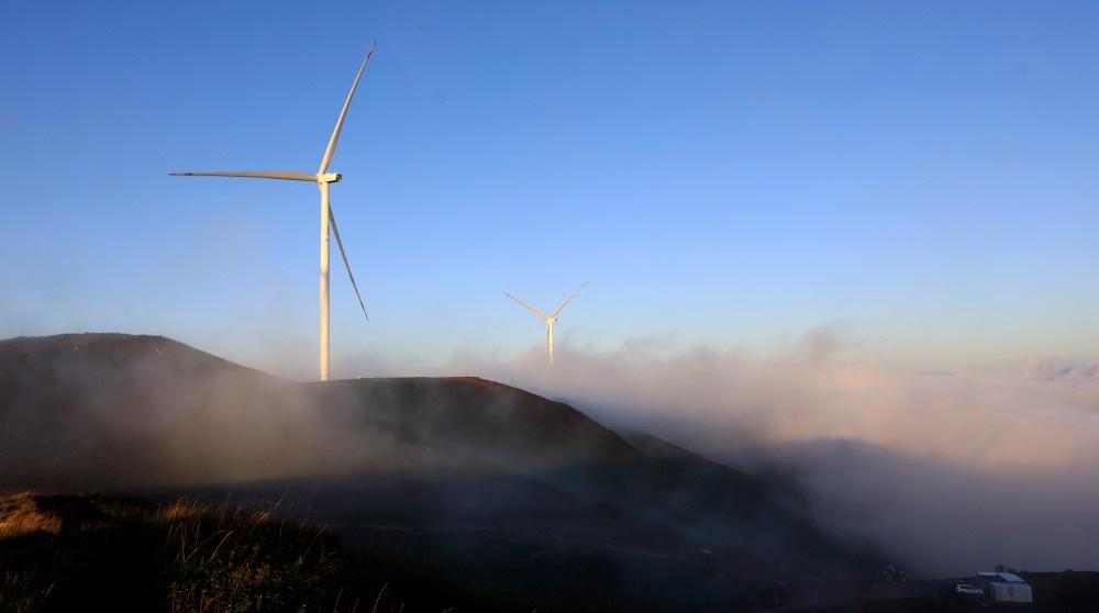 GlobalEchoes829's tweet photo. In autumn, the 300-megawatt wind power project in Longnan, Gansu Province, was connected to the grid, becoming an internet-famous spot that draws tourists and photography enthusiasts alikeπππ#ChinaTravel #WindPower #ChinaGansu #popular_ https://t.co/EyTLlLFrmJ
