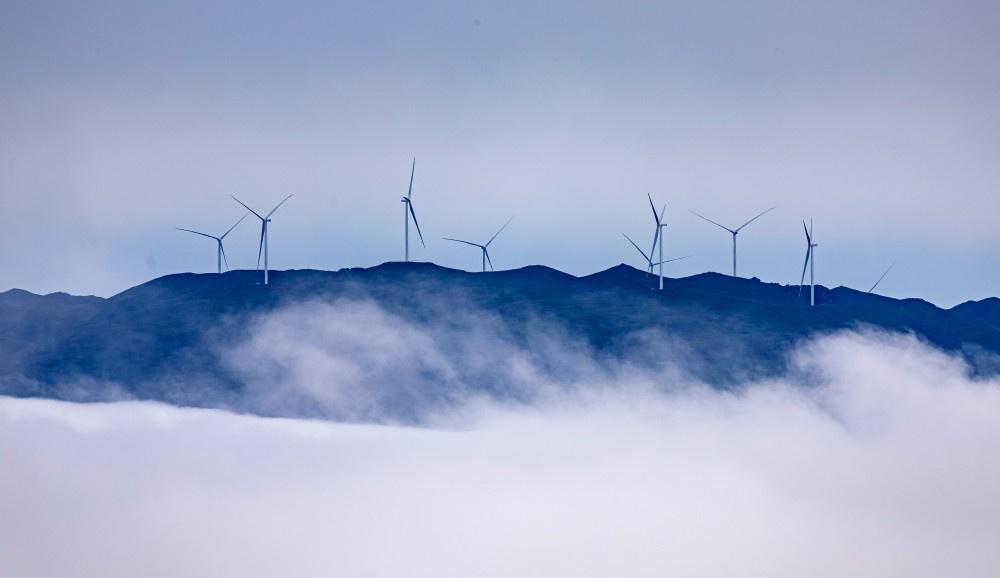 GlobalEchoes829's tweet photo. In autumn, the 300-megawatt wind power project in Longnan, Gansu Province, was connected to the grid, becoming an internet-famous spot that draws tourists and photography enthusiasts alikeπππ#ChinaTravel #WindPower #ChinaGansu #popular_ https://t.co/EyTLlLFrmJ