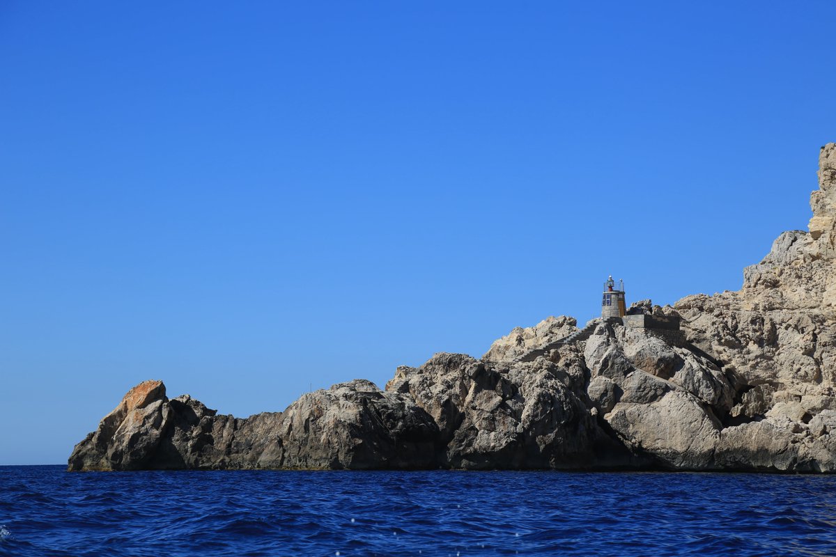 📍 Far del Vedrà (#Eivissa)

ℹ️ L’aïllament i la dificultat d’accés van obligar a construir-lo "per Administració", i es va inaugurar el 1927. Durant dècades, els faroners de les Coves Blanques s’encarregaven del seu manteniment, pujant el gas amb un pescant des del penya-segat.