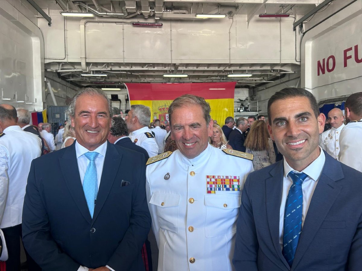frizonia's tweet image. Hemos tenido el honor de estar presentes en la ceremonia de despedida del ALFLOT, D. Eugenio Díaz del Río Jáudenes.  
Gracias, Almirante, por tantos años de esfuerzo. Tu exigencia profesional y trato humano, reflejan tu visión y tu dedicación a la Armada y a España.