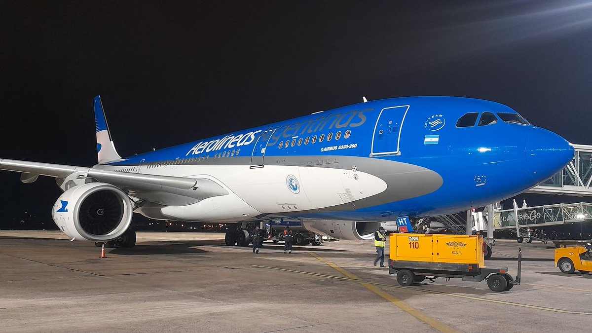 𝐋𝐎𝐂𝐀𝐋𝐄𝐒 Anoche, un vuelo de Aerolíneas Argentinas se desvió de urgencia a Asunción por una emergencia a bordo. 

Para más información: aeronauticapy.com/2025/09/05/vue…